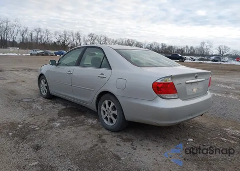 2005 Toyota Camry Xle z USA, uszkodzony, nr VIN 4T1BE32K55U559128
